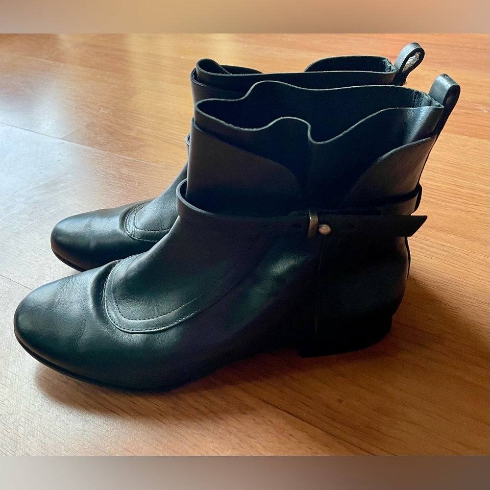 2/$20. 
“Sigerson Morrison” Black Leather Ankle Boots. Size: 7
